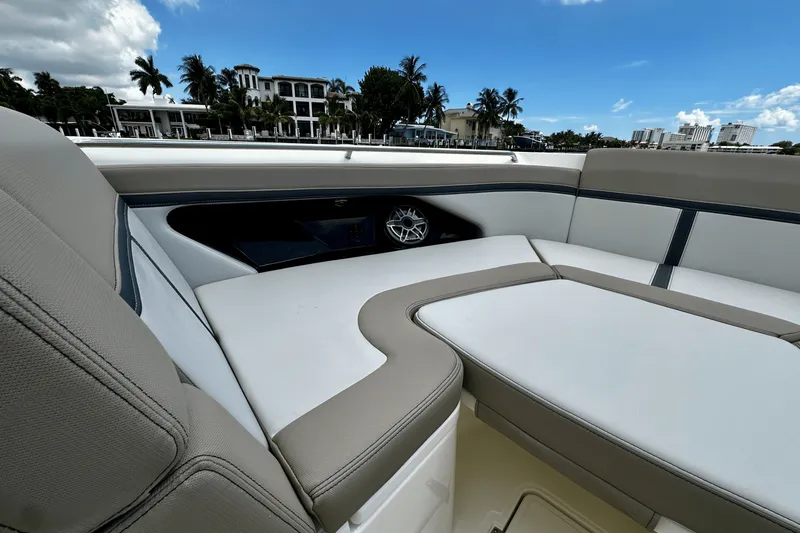 Slide: The Image of Boston Whaler 330 Vantage 2026 - 37