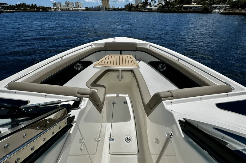 Slide: The Image of Boston Whaler 330 Vantage 2026 - 38