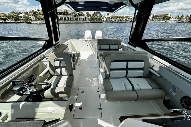 Slide: The Image of Boston Whaler 330 Vantage 2026 - 39