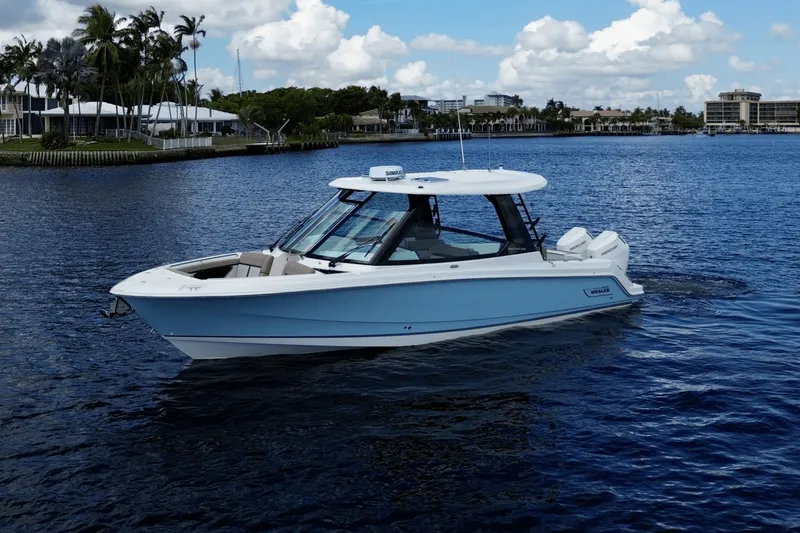 Slide: The Image of Boston Whaler 330 Vantage 2026 - 4