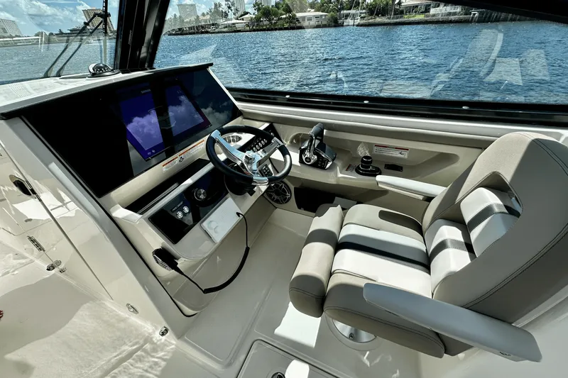 Slide: The Image of Boston Whaler 330 Vantage 2026 - 40