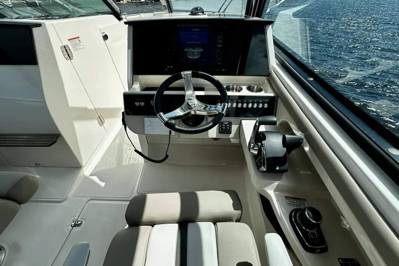 Slide: The Image of Boston Whaler 330 Vantage 2026 - 41