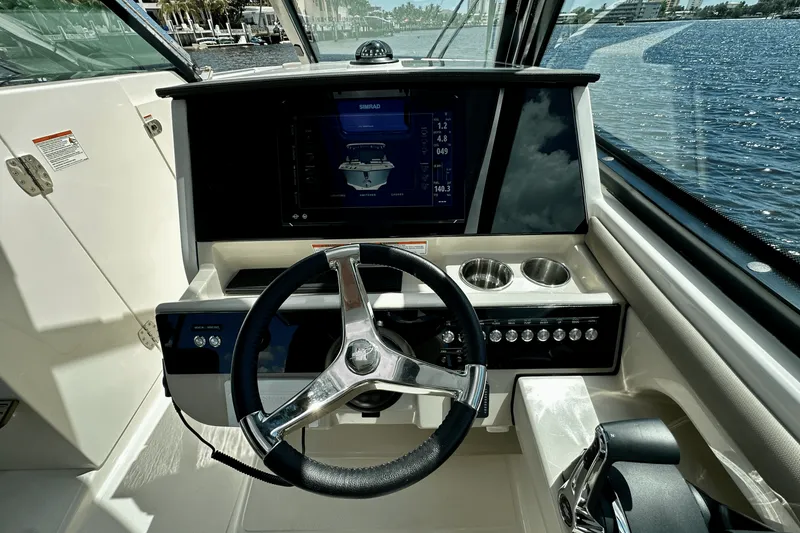 Slide: The Image of Boston Whaler 330 Vantage 2026 - 42