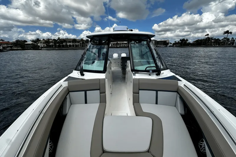 Slide: The Image of Boston Whaler 330 Vantage 2026 - 43