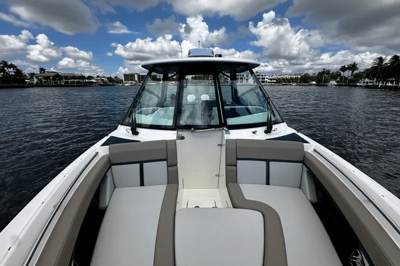 Slide: The Image of Boston Whaler 330 Vantage 2026 - 44