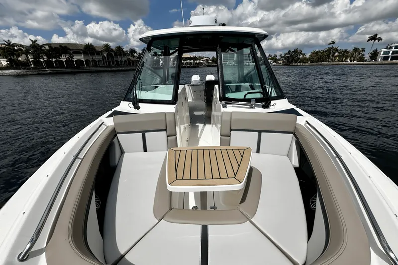 Slide: The Image of Boston Whaler 330 Vantage 2026 - 45