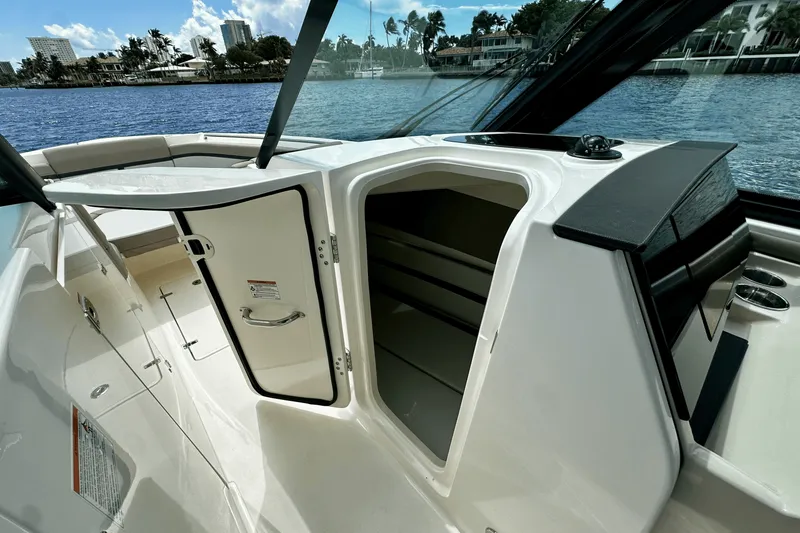 Slide: The Image of Boston Whaler 330 Vantage 2026 - 46