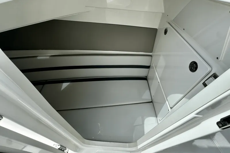 Slide: The Image of Boston Whaler 330 Vantage 2026 - 47