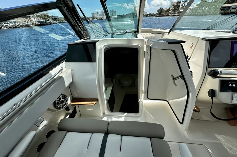 Slide: The Image of Boston Whaler 330 Vantage 2026 - 49