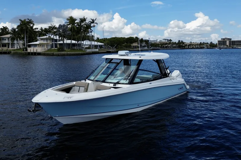 Slide: The Image of Boston Whaler 330 Vantage 2026 - 5