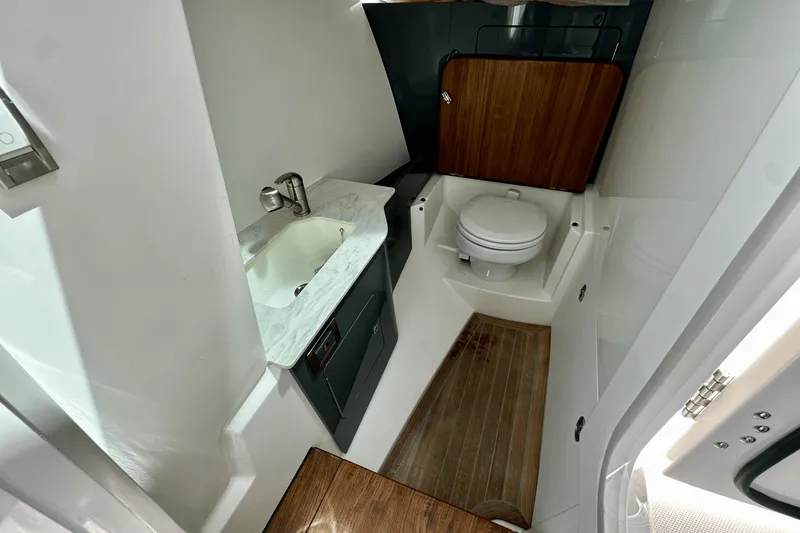 Slide: The Image of Boston Whaler 330 Vantage 2026 - 50