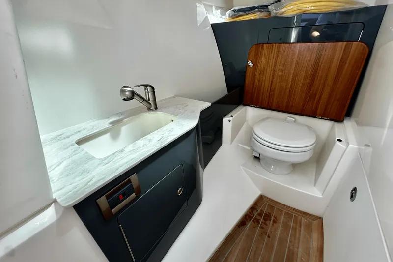 Slide: The Image of Boston Whaler 330 Vantage 2026 - 51