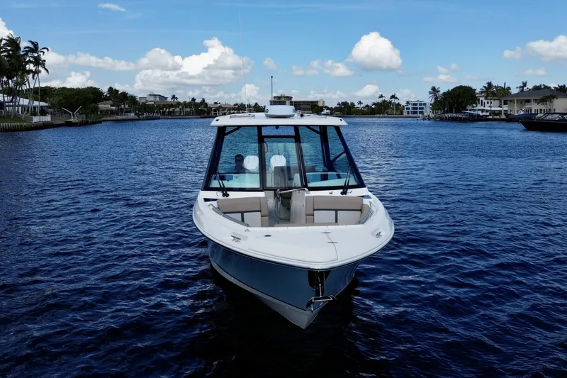Slide: The Image of Boston Whaler 330 Vantage 2026 - 6