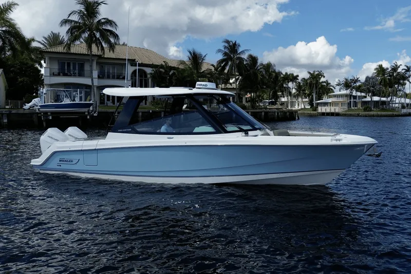 Slide: The Image of Boston Whaler 330 Vantage 2026 - 9