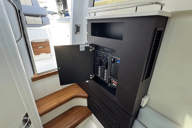 Slide: The Image of Boston Whaler 350 Realm 2025 - 26