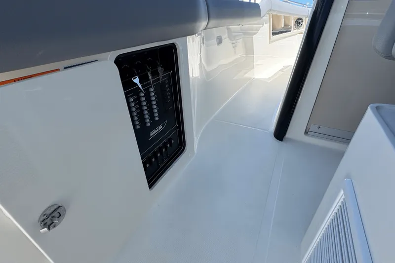 Slide: The Image of Boston Whaler 350 Realm 2025 - 31