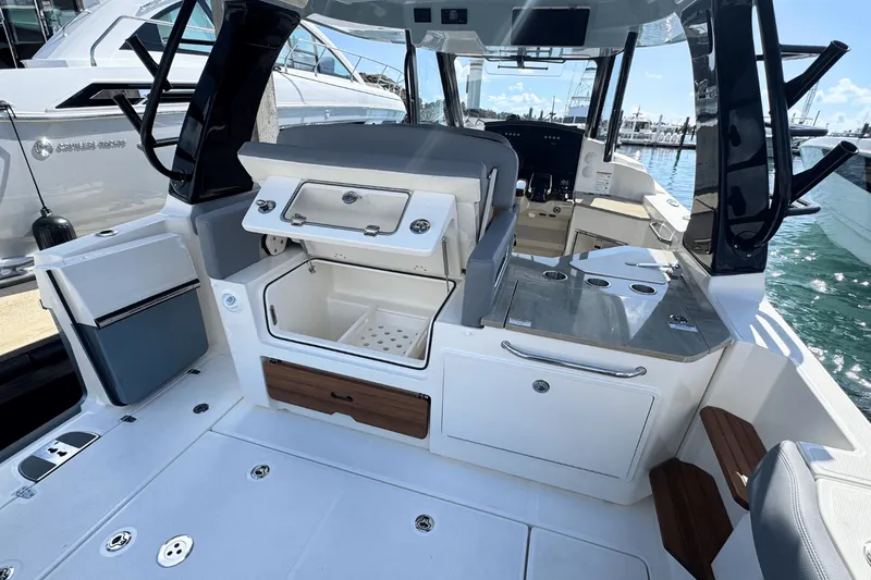 Slide: The Image of Boston Whaler 350 Realm 2025 - 8