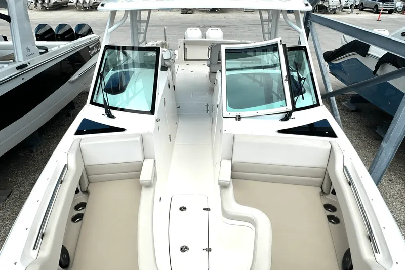 Slide: The Image of Boston Whaler 320 VANTAGE 2016 - 10