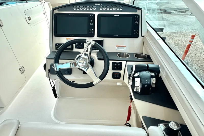 Slide: The Image of Boston Whaler 320 VANTAGE 2016 - 12