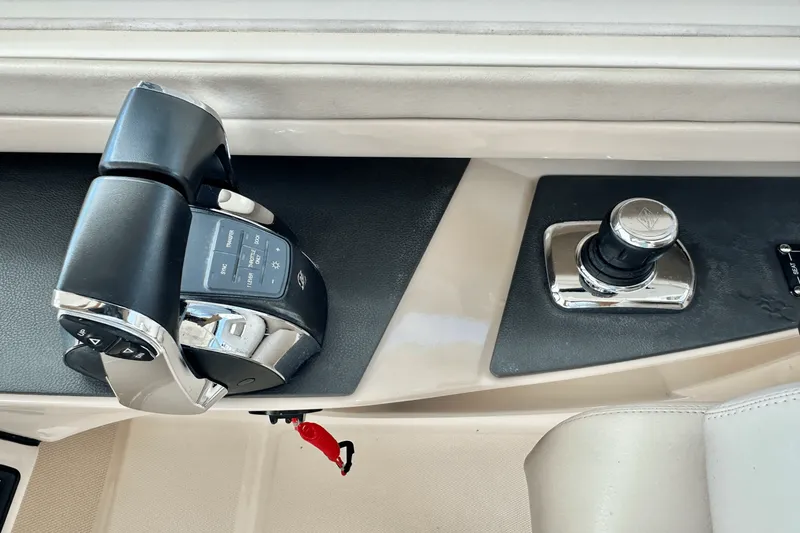 Slide: The Image of Boston Whaler 320 VANTAGE 2016 - 14