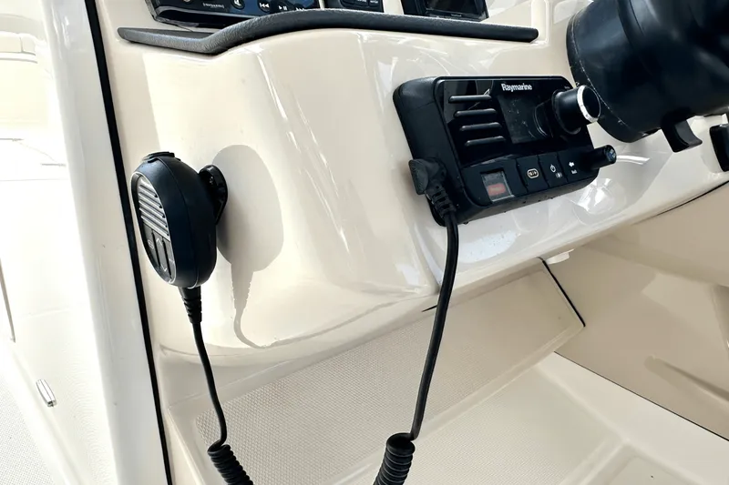 Slide: The Image of Boston Whaler 320 VANTAGE 2016 - 15