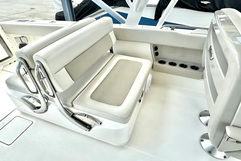 Slide: The Image of Boston Whaler 320 VANTAGE 2016 - 17