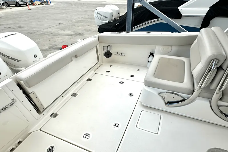 Slide: The Image of Boston Whaler 320 VANTAGE 2016 - 18