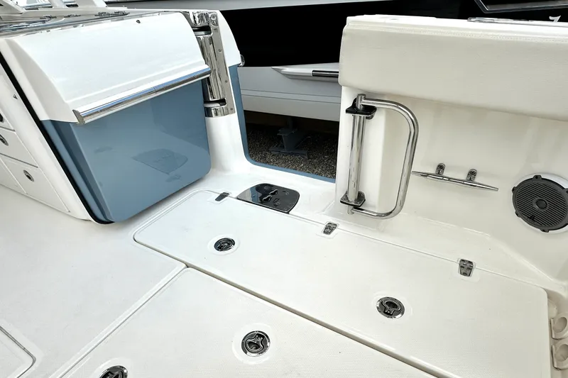 Slide: The Image of Boston Whaler 320 VANTAGE 2016 - 21