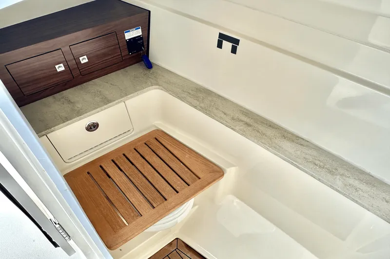 Slide: The Image of Boston Whaler 320 VANTAGE 2016 - 24