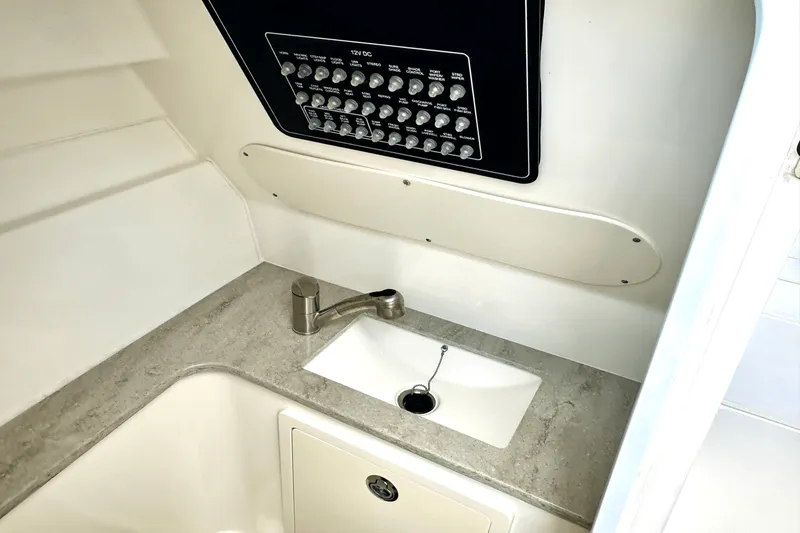 Slide: The Image of Boston Whaler 320 VANTAGE 2016 - 25