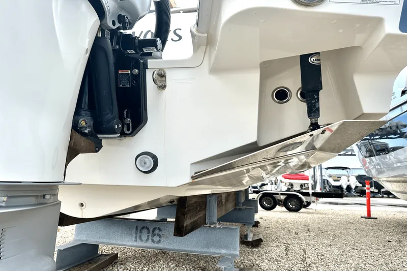 Slide: The Image of Boston Whaler 320 VANTAGE 2016 - 30