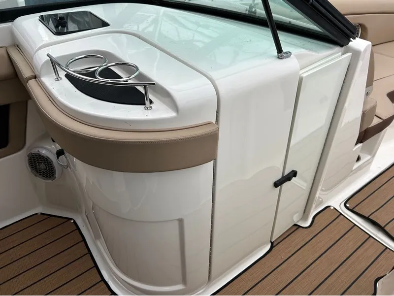 Slide: The Image of Sea Ray 27SD 2016 - 22
