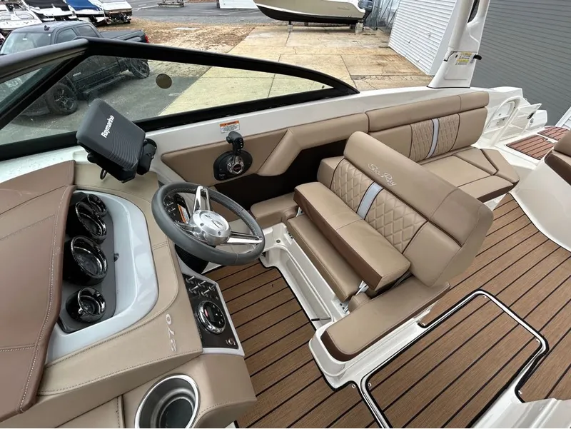 Slide: The Image of Sea Ray 27SD 2016 - 17