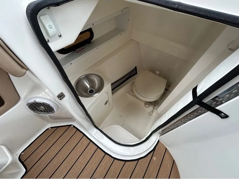 Slide: The Image of Sea Ray 27SD 2016 - 14