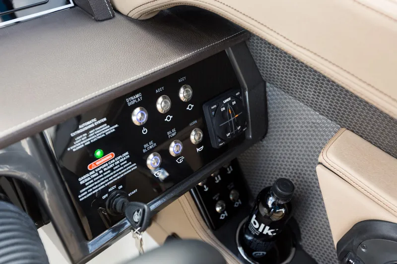 Slide: The Image of Sea Ray 280 SLX 2016 - 17