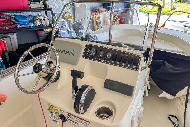 Slide: The Image of Boston Whaler 170 MONTAUK 2021 - 4