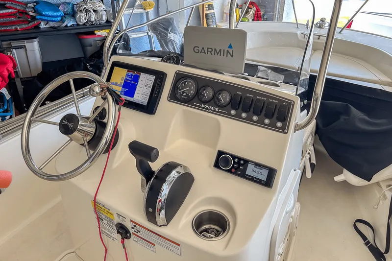 Slide: The Image of Boston Whaler 170 MONTAUK 2021 - 5