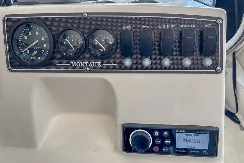 Slide: The Image of Boston Whaler 170 MONTAUK 2021 - 7