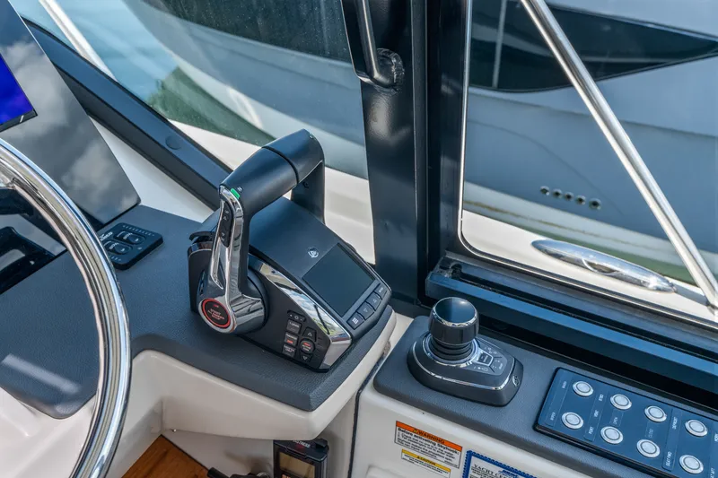 Slide: The Image of Boston Whaler 405 Conquest 2025 - 34