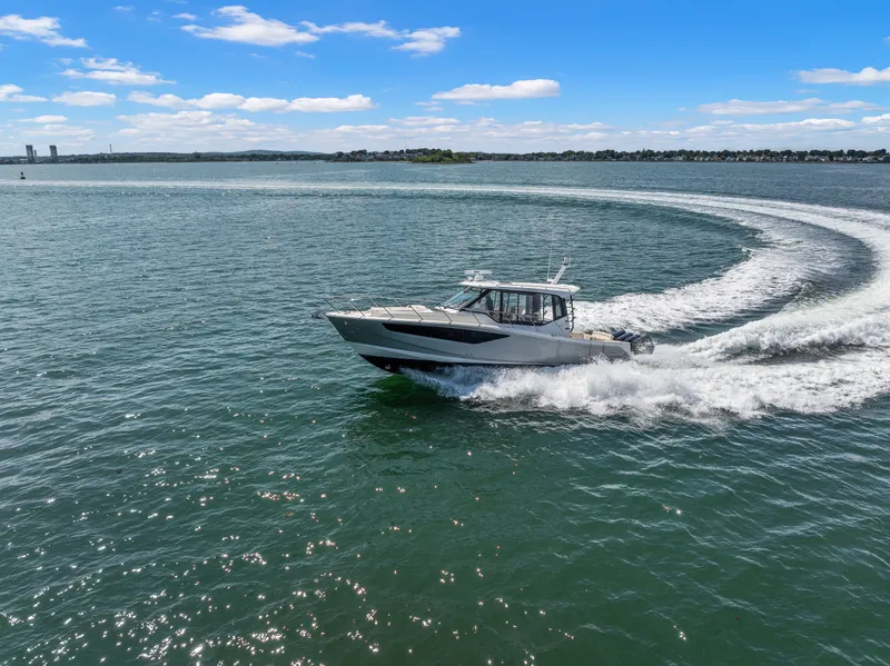 Slide: The Image of Boston Whaler 405 Conquest 2025 - 54
