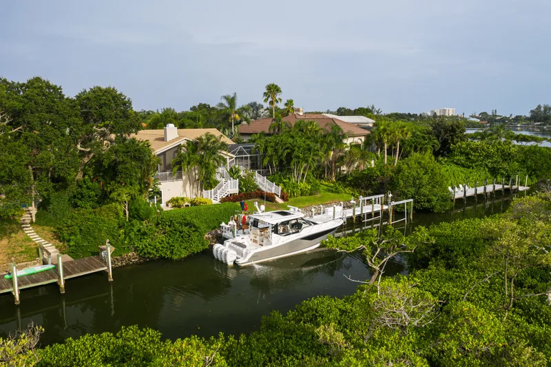 Slide: The Image of Boston Whaler 405 Conquest 2025 - 12