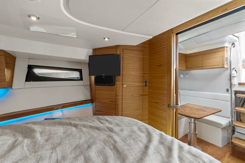 Slide: The Image of Boston Whaler 405 Conquest 2025 - 51