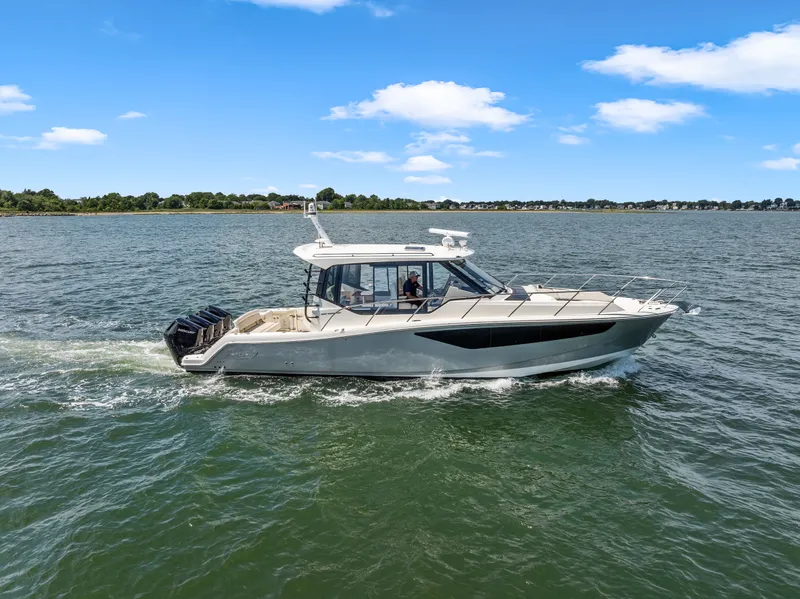 Slide: The Image of Boston Whaler 405 Conquest 2025 - 1