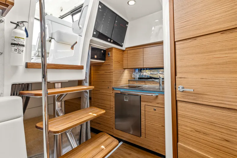 Slide: The Image of Boston Whaler 405 Conquest 2025 - 39