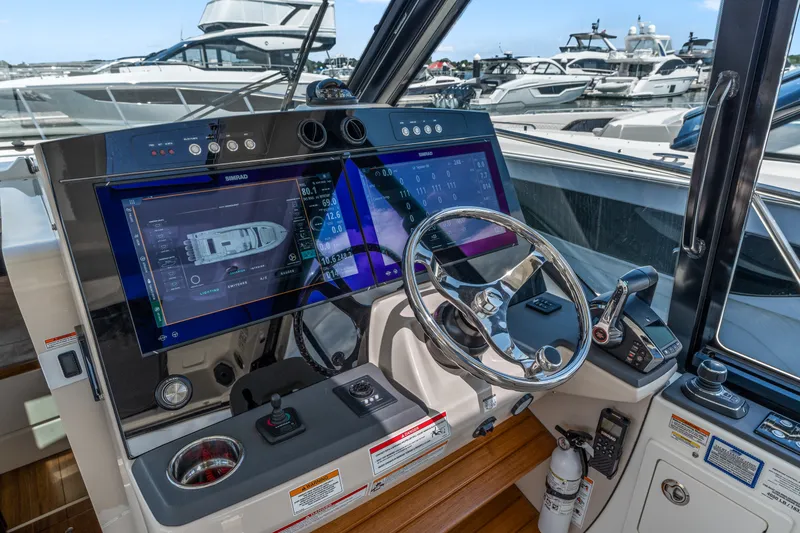 Slide: The Image of Boston Whaler 405 Conquest 2025 - 32