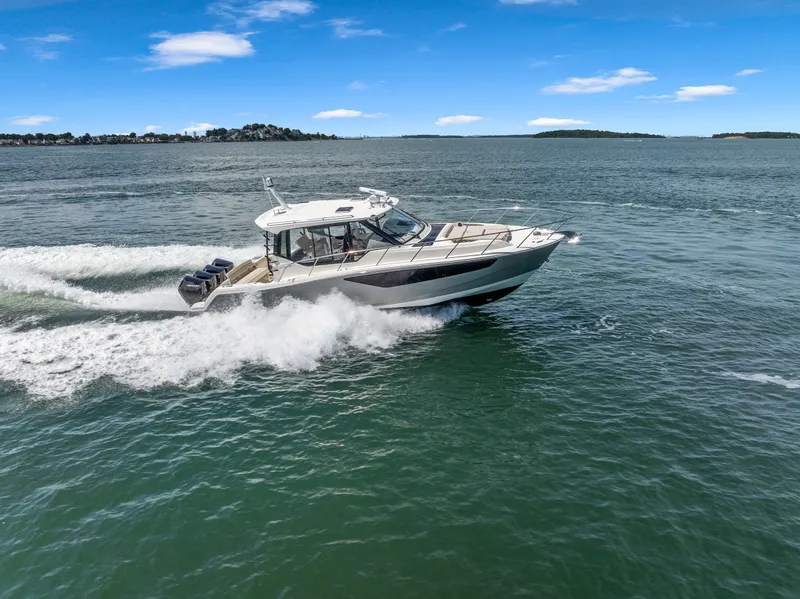 Slide: The Image of Boston Whaler 405 Conquest 2025 - 56
