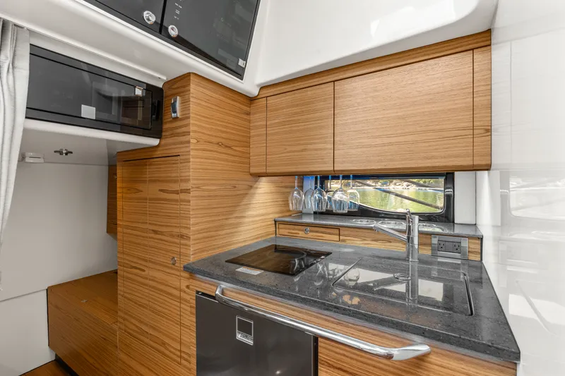 Slide: The Image of Boston Whaler 405 Conquest 2025 - 41