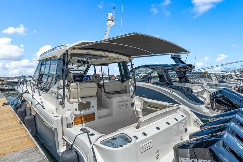 Slide: The Image of Boston Whaler 405 Conquest 2025 - 7