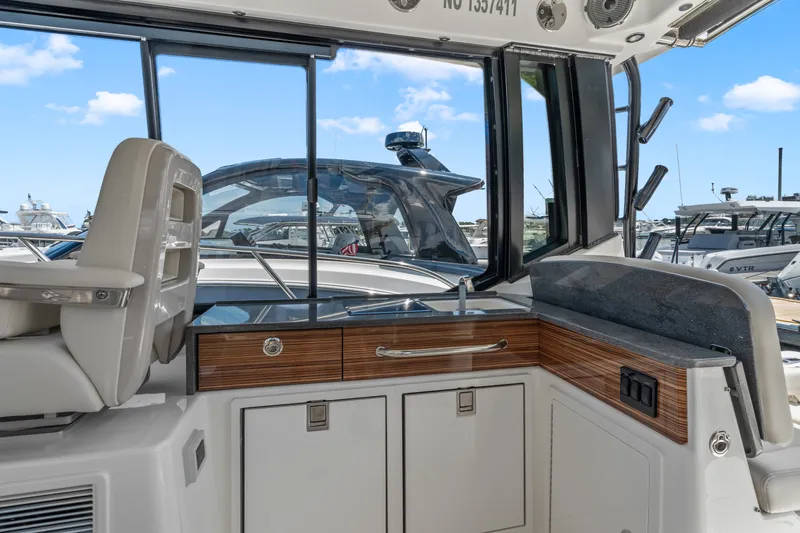 Slide: The Image of Boston Whaler 405 Conquest 2025 - 25