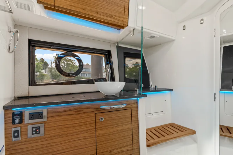 Slide: The Image of Boston Whaler 405 Conquest 2025 - 44